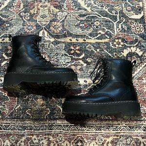 Black platform boots sz 7